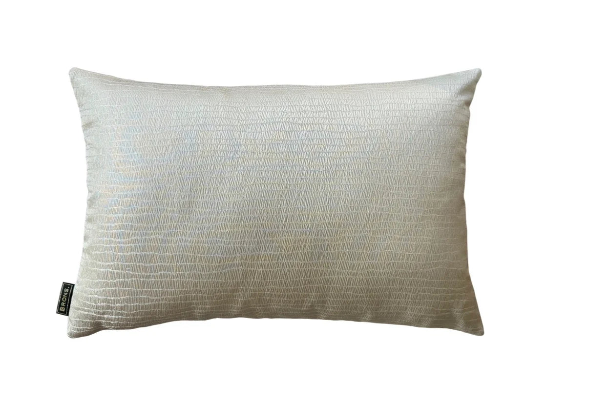 Zizou Sierkussen 55x40 – Luxe Ivoorkleurig Kussen | Bronssierkussen bij Daro Interior