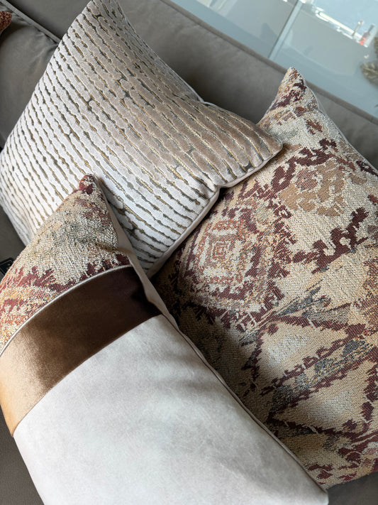 Luxe sierkussen Zize Strook 45x30 beige met brons | Daro Interior