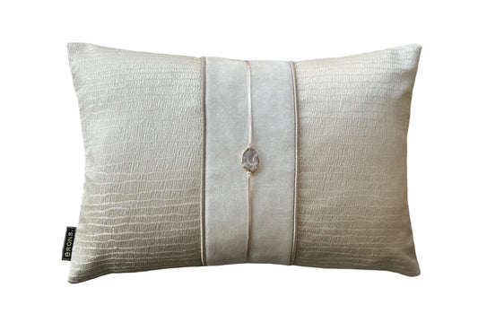 Zizou Sierkussen 45x30 – Luxe Ivoorkleurig Kussen met Agaat | Bronssierkussen bij Daro Interior