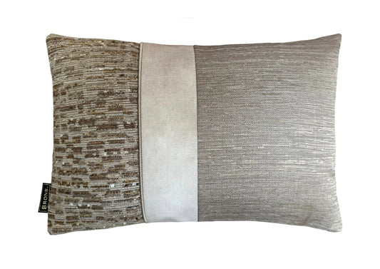 Belle sierkussen 45x45 in hotel chique stijl. Luxe grove stof met subtiele glans en diepte. Exclusief verkrijgbaar bij Daro Interior voor een stijlvol interieur.